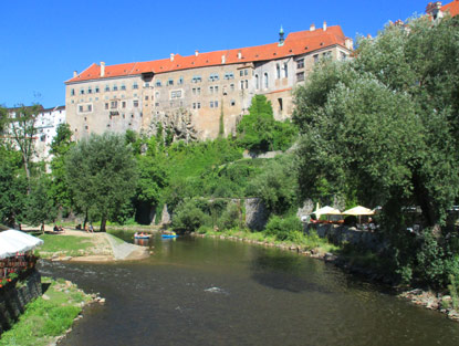 Von der Barbierbrcke hat man einen schnen Blick auf die Moldau und das Schloss von 