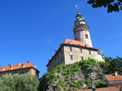 Der Schlosstrum mit Fassadenmalwerei und Arkadenrundgang