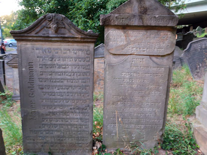 Auf Häbrisch beschriftete Grabplatten auf dem jüdischen Friedhof von Turnov (Turnau)