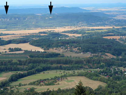 Blick vom Aussichtsturm auf dem Berg Kosakow auf die Burg Wallenstein und die Felsenstadt Hruboskalsko