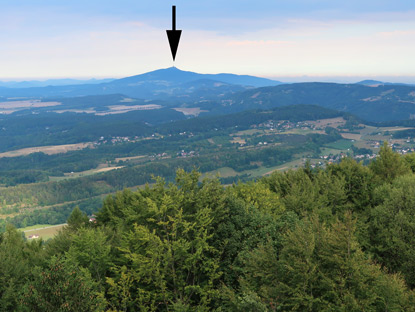 Vom Aussichtsturm auf dem Berg Kosakow erblickt man auch den Jeschken