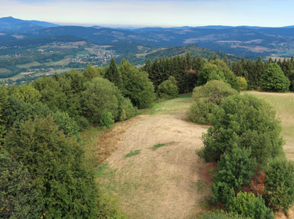 Der rot markierte Wanderweg verläuft auf dem Kammweg in Richtung Mala Skala (Kleinskal).