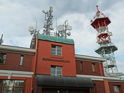 Kozkov ist mit seinen 744 m. . M. der hchste Berg im Česk rj. Auf dem Gipfel ist die Rieger-Baude undr ein sthlerner Turm, dessen 24 m hohe Plattform als Aussichtsplattform dient