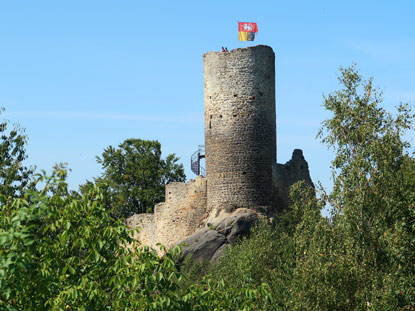 Die Burg Frýdštejn oberhalb von Mala Skala im Böhmischen Paradies