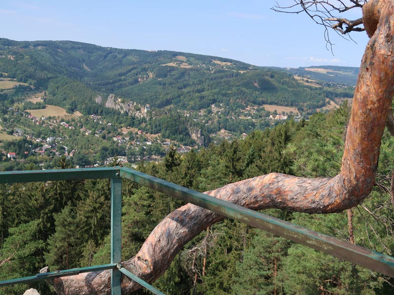 Blick vom Aussichtspunkt Husnkova vyhldka im Felsenlabyrinth Skaly na chlvitaauf den Ort Mala Skala (Kleinskal) und die Burg Vranov im Bhmischen Paradies
