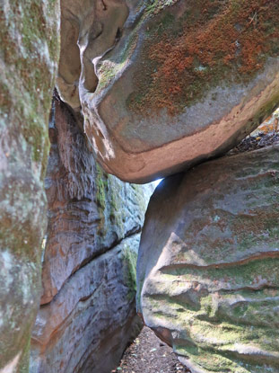 Hält der Felsbrocken oder hält er nicht. Unterwegs durch das Felsenlabyrnth Kalich im Böhmischen Paradies