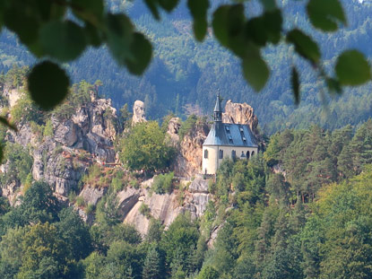 Blick auif die die Burg Vranow (Wranow), die oberhalb vom Ort Mala Skala (Kleinskaöl) im Böhmischen Paradies liegt