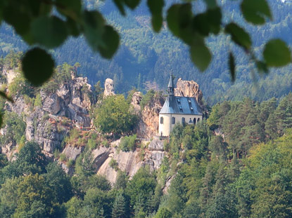 Blick auif die die Burg Vranow (Wranow), die oberhalb vom Ort Mala Skala (Kleinskal) im Bhmischen Paradies liegt