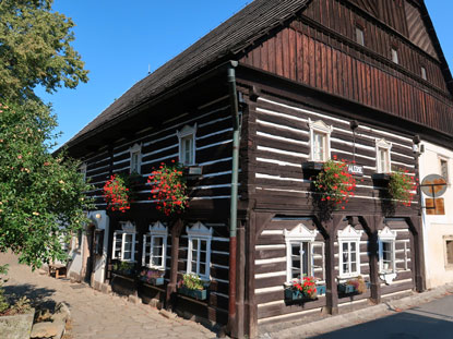 Wohl das schönste Holzhaus im Stil der Volksarchitektur steht im Zentrum von Malá Skála (Kleinskal).