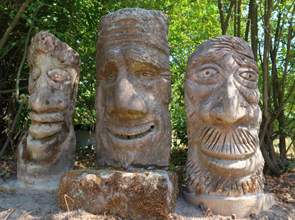 Am Wegesrand im Ort Voderady im Böhmischen Paradies  stehen diese Holzköpfe