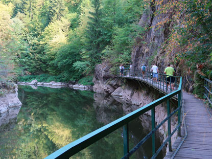 Riegrova stezka (Rieger-Pfad). Hauptattraktion des Wanderwegs stellt die 77 m lange hngende Galerie dar, die 5,50 m ber dem Fluss Jizera (Iser) errichtet wurde