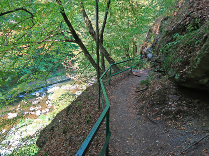 Der Riegrova stezka (Rieger Pfad) fhrt entlang dem Fluss Jizera (Iser) vom Semily nach Spalov