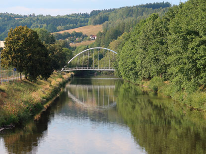 2012 erbaute  Fugngerbrcke ber die Jizera (Iser) in Semily (Semil)