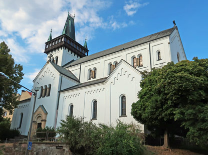 Die Kirche sv. Petra a Pavla (St. Peter und Paul) im Zentrum von Semily (Semil) 