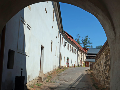 Durch ein Tor betrtt man den Vorhof der Burg Kost