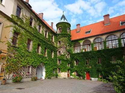 Innenhof des Zmek Hrub Skla (Aehrenthalschen Schlosses) 