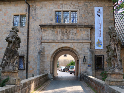 Eingang zum Zmek Hrub Skla (Aehrenthalsches Schloss) 