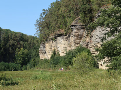 Das Haupttal doli plkanek (Tal Plakanek). mit zahlreichenr Sandsteinfelsen und Feuchtwiesen.