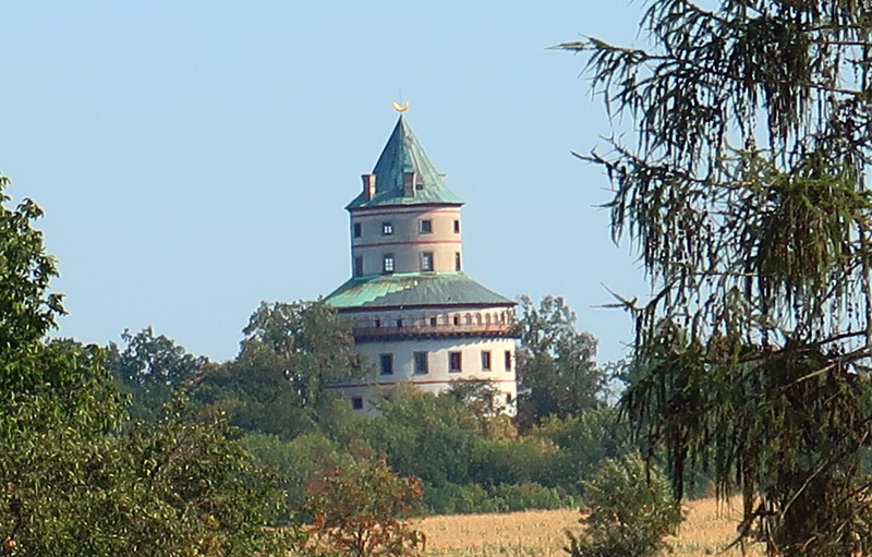 Auf einer Anhhe von Sobotka (Saboth) thront das Schloss Humprecht. Der Halbmond auf dem Dach soll daran erinnern, dass der Bauherrn sich in trkischer Gefangenschaft befand