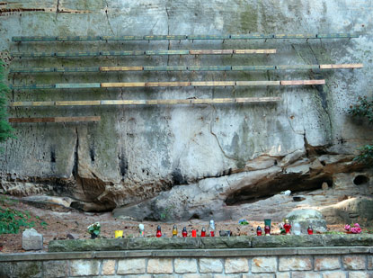 Der Symbolick Hřbitov horolezců (Symbolischer Bergsteiger-Friedhof) erinnert an die tschechoslowakischen Bergsteiger, die irgendwo in der Welt gestorben sind.