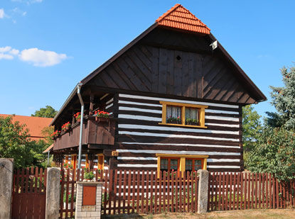 Vesec u Sobotky (Wesetz) ist bekannt fr seine farbenfrohe Holzhuser.