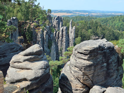 Blick auf Felsendome vom Vyhldka Mru (Friedens-Aussichtspunkt) in den Prachovsk skly (Prachauer Felsen)