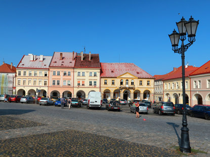 Valdtejnovo nměst (Wallenstein Platz) in Jitschin  hat eine Gre von 150 m * 50 m und ist umgeben mit farbigen Arkadenhusern.