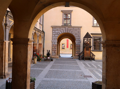 Blick in einen Innenhof des Valdtejnsk zmek (Schlosses Wallenstein). Insgesamt sind drei Innenhfe vorhanden.