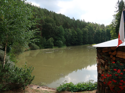 Ein kleiner See bei an der Kreuzung Doln mln, 1,5  km vor dem Ort Mladějov.  