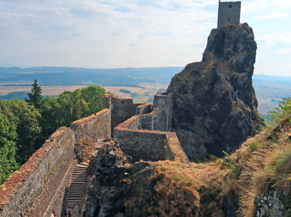 Trosky: Blick von dem Burgturm "Panna" ber die Burganlage auf den nrdlichen Burgturm "Baba".