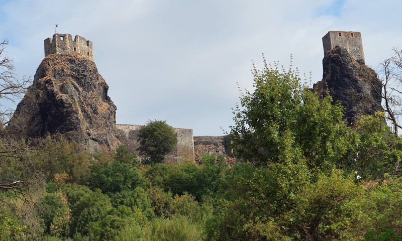 Die hrad Trosky (Burg Trosky) ist von weithin sichtbar und wird deshalb als auch als das Wahrzeichen des Bhmischen Paradieses bezeichnet.