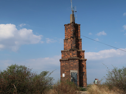 Auf der Bergspitze stand frher die hrad Veli (Burg Welisch). Heute steht hier ein mit rotem Backstein erbauter trigonometrischer Punkt mit einer Funkantenne