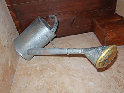 Das Wasser fr die Dusche kommt im Mittelalter Hotel aus der Giekanne