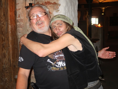 Hilfsbereites, nettes und unaufdringliches Personal kmmert sich um unseren Wanderkollegen Hanjo