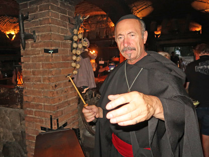 Ein Inquisitor fhrte peinliche Befragungen vor allem bei jungen Frauen durch. Strafen wurden sofort sofort durch Einprgen von Brandmalen vollstreckt.