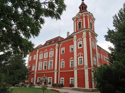 Das sptbarocke Schloss Dětenice befindet sich nur wenige Meter vom Středověk Hotel (Mittelalter Hotel) entfernt. 