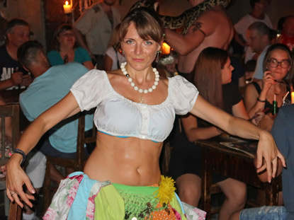 Bei mittelalterlicher Musik zeigen den rund 500 Gsten Bauchtnzerinnen ihr Knnen. 