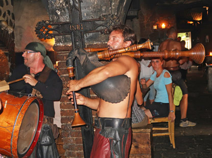 In der Středověk krčma (mittelalterlichen Taverne) herrschte    in den Rumen eine ausgelassene Stimmung.