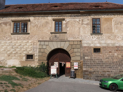 Der Eingang zur Star Hrady (Altenburg) im gleichnamigen Ort. 