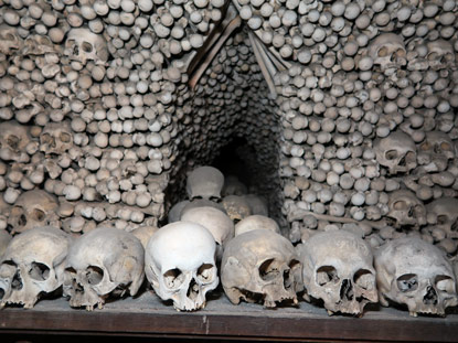 Beinhauskapelle im Ortsteil Sedlec von Kutn Hora (Kuttenberg): In jeder Ecke des Raums eine Knochenpyramide. 