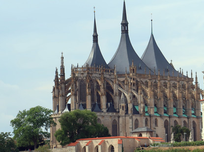 Die Chrm sv. Barbory (St. Barbara Kathedrale). Als der Kirchenbau in Kutn Hora (Kuttenberg) begonnen wurde, spielte Geld keine Rolle