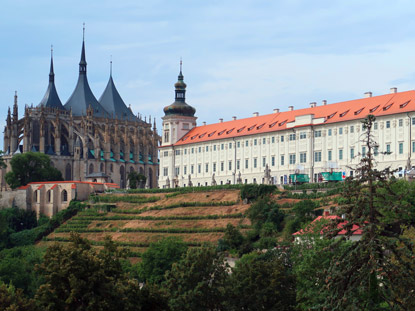 Blick auf Weinberge, Chrm sv. Barbory (St. Barbara Kathedrale) und Jezuitsk kolej (Jesuitenkolleg). 