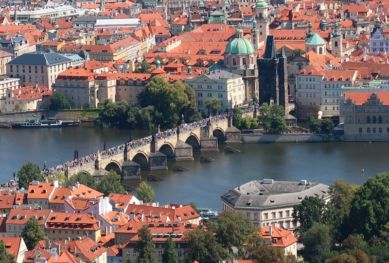 Vom Aussichtsturm auf dem Laurenziberg, der das Aussehen des Eifelturms in Miniformat hat, blickt man auf die Karlsbrcke.