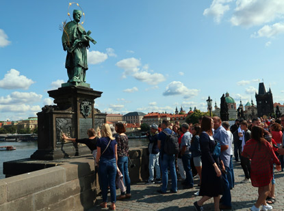 Nepomuk-Statue auf der Karlsbrcke. Vor allem asiatische Besucher berhren die Metallplatte mit der Darstellung eines Hundes. Es soll Glck bringen.