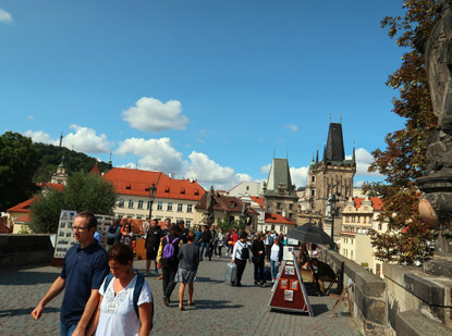 Wir lassen uns von den vielen Besucher ber die 516 m lange Karlův most (Karlsbrcke) treiben.