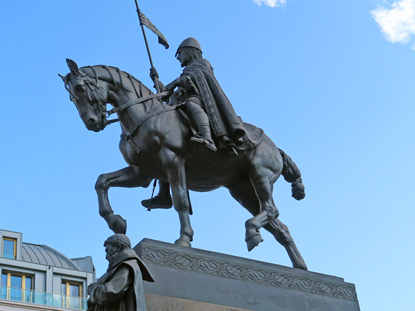 Wenzelsdenkmal. Hoch zu Ross berblickt der hl. Wenzel das Geschehen auf dem Wenzelsplatz.