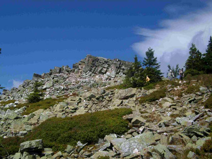 Wir whlten an der Hirschbrunnen-Kreuzung den Abstieg zur Bushaltestelle "Zum Berggeist" (Na Sřtku), oberhalb von umperk (Mhrisch Schnberg)