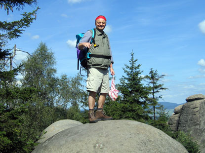 Felix  auf einem  Quadersandstein der Broumovsk stěny (Braunauer Wnde)