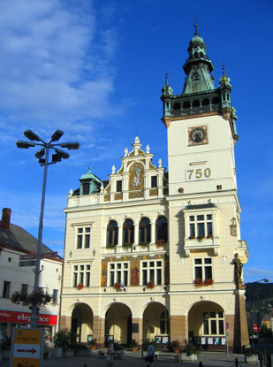 Nachod wurde vor 750 Jahren gegrndet. Deshalb die Jahreszahl am "Neuen Rathaus"