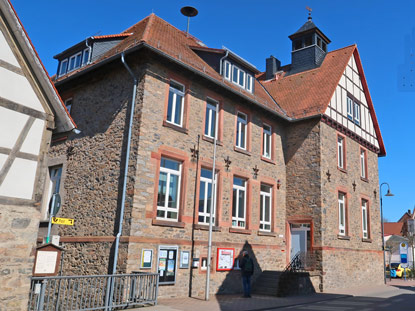 Camino incluso: Neues Rathaus von Brandau im Odenwald.
